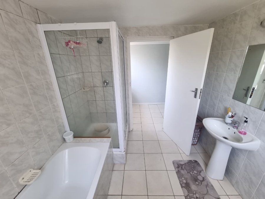 To Let 4 Bedroom Property for Rent in Claremont Western Cape